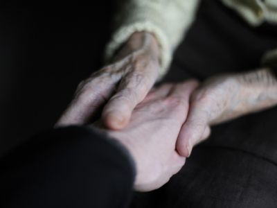 Le futur congé du proche aidant rémunéré autour de 40 euros par jour.