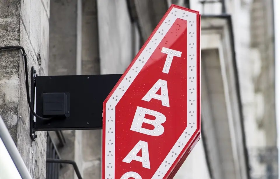 Les impôts locaux débarquent au bureau de tabac, mais tout le monde n’est pas content.
