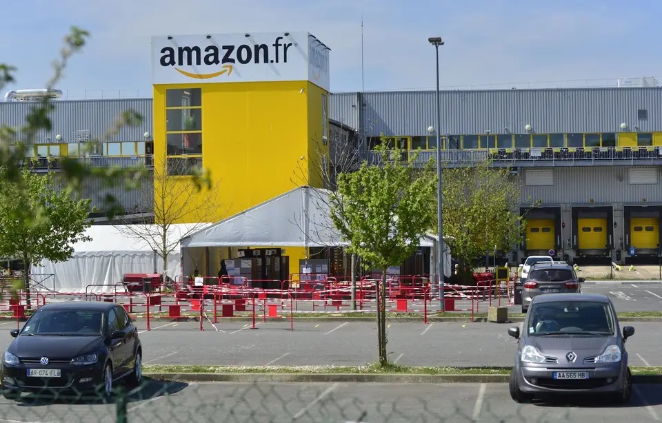 Coronavirus : Amazon rouvre progressivement ses centres de distribution en France sur la base du volontariat.