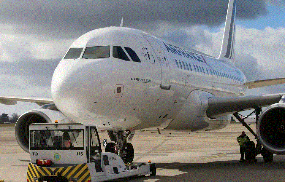 Pau : Bayrou « furieux » contre Air France : deux vols… par semaine pour Paris !