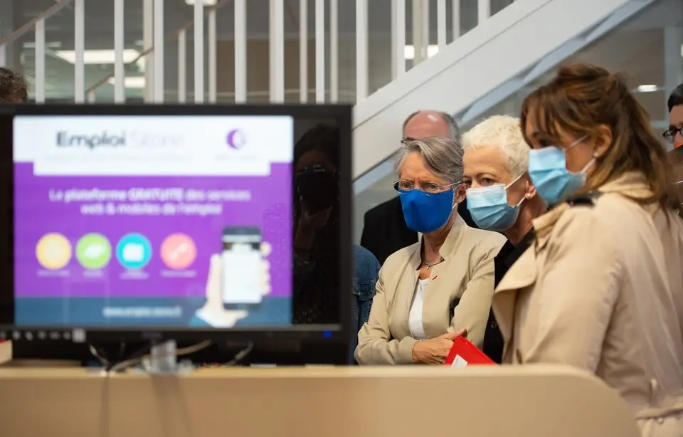 Pôle Emploi recrute 2.800 personnes pour accompagner les jeunes et les chômeurs.