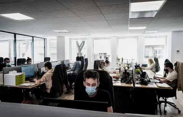 Coronavirus : Port du masque, télétravail... Mise à jour des règles en entreprise.