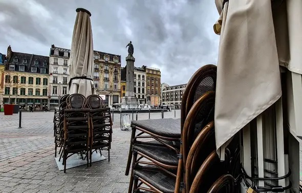 Dans le Nord : libraires et maires refusent de fermer les commerces.