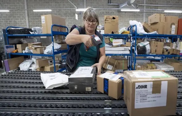 Noël à la poste ! Avec l'explosion des ventes en ligne, La Poste recrute 9.000 CDD.