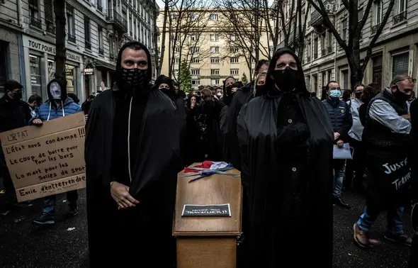50 millions d’euros en Auvergne Rhône-Alpes pour les commerces toujours fermés !