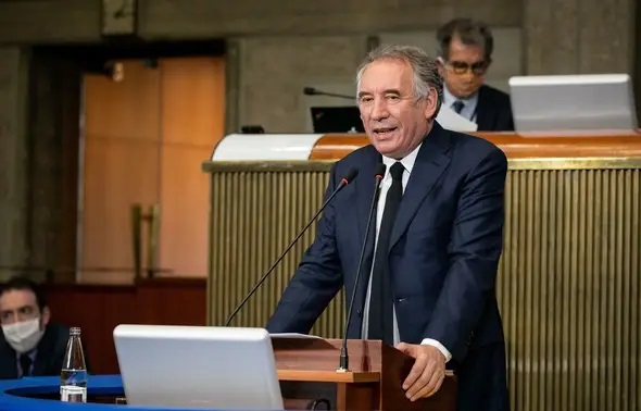 L’industrie française : « situation critique » selon le haut-commissaire au Plan, François Bayrou.
