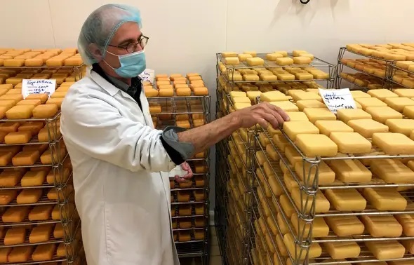 Malmené par la crise, le Curé nantais garde la foi !