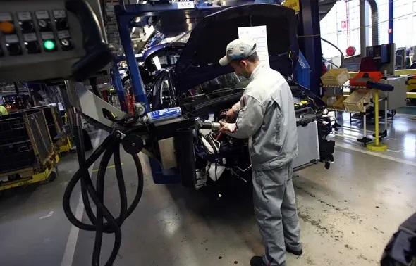 La filière automobile réclame 17 milliards d'euros d'aides pour passer au moteur électrique.
