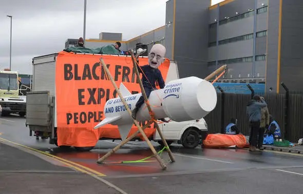 Black Friday 2021 : Les militants écologistes bloquent des centres Amazon en Europe.