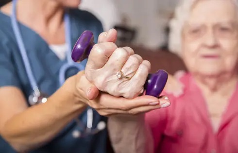 Emploi : Soignant auprès des seniors, un métier d’avenir
