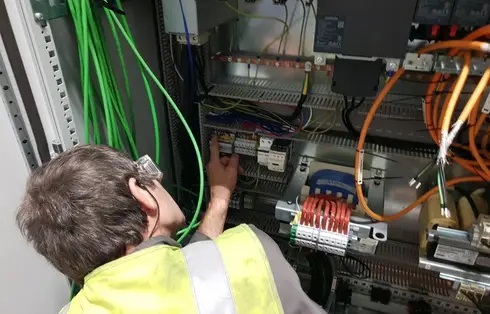 Normandie : Des sous-traitants d’Orange, en colère, bloquent l’installation de la fibre optique.