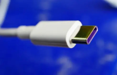 Consommation : Fini les chargeurs spéciaux d’Apple !