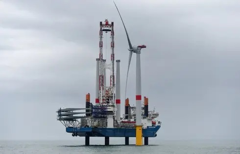 Saint-Nazaire : La France produit sa première électricité éolienne en mer.