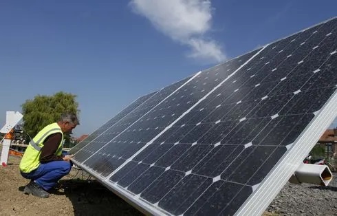 Holosolis investit 700 millions d’euros dans une usine de panneaux solaires en Moselle.