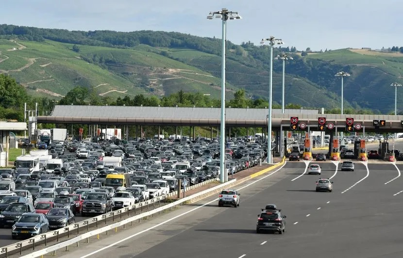 La nouvelle taxe sur les autoroutes ne se sentira pas au péage, assure Clément Beaune