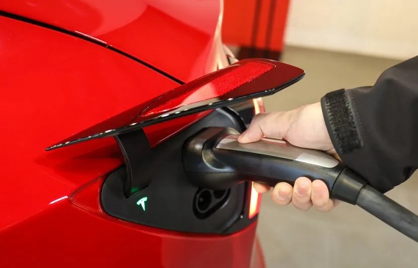Les primes d’assurances devraient augmenter pour les voitures électriques en 2024.