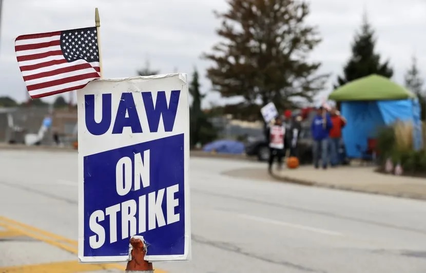 Etats-Unis : Le syndicat UAW fait plier trois grands constructeurs automobiles après six semaines de grève.