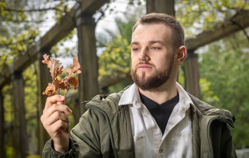 A 23 ans, un Ukrainien récompensé pour son invention qui permet de transformer les feuilles mortes en papier !