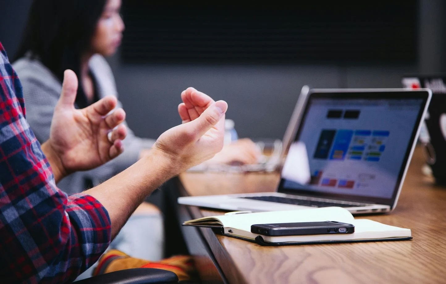 « Ma grande », « miss » : les qualificatifs sexistes ont la vie dure en entreprise.