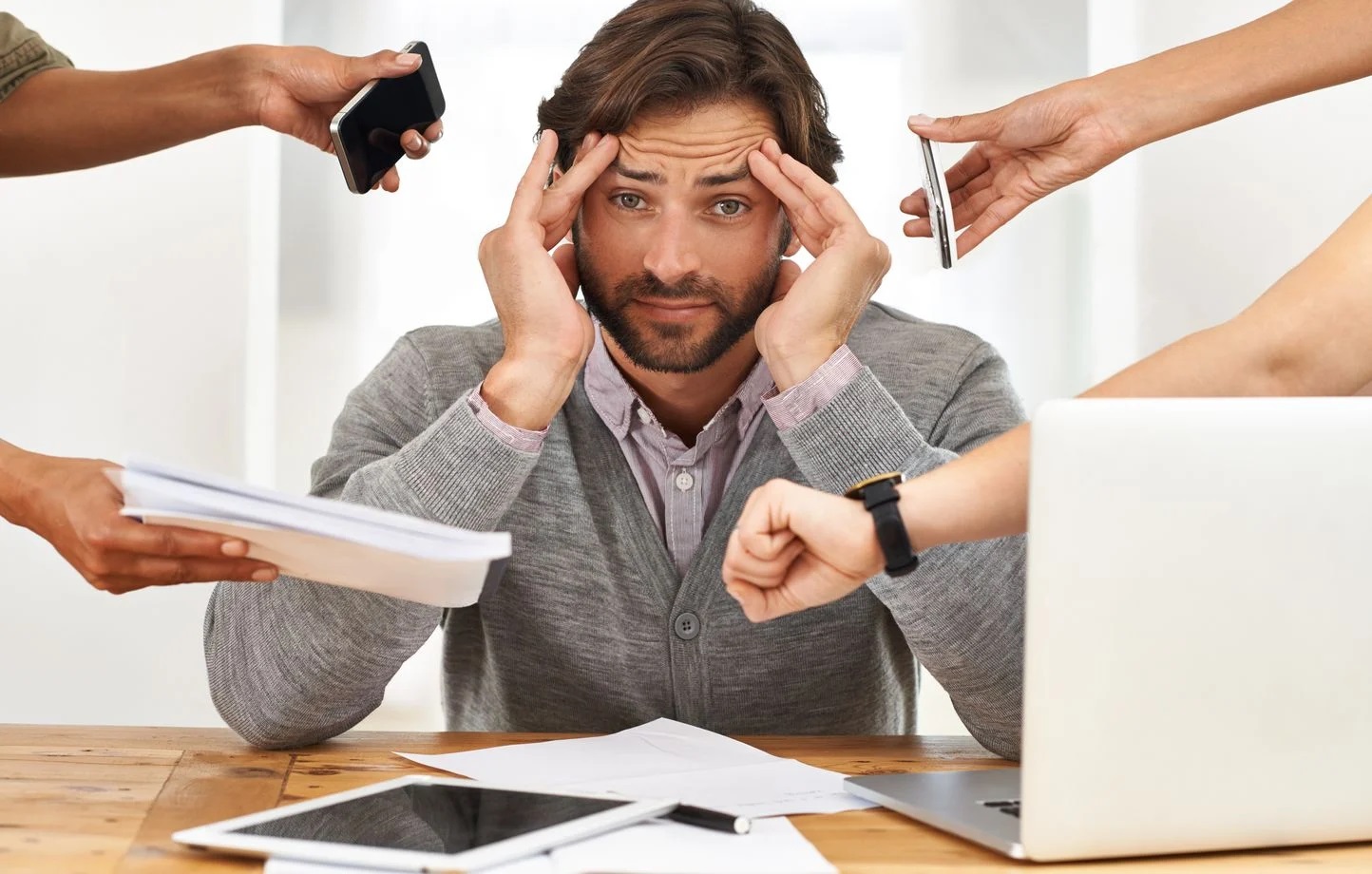 Fête du travail : Mails tard le soir, SMS en vacances… Comment poser les limites au boulot ?