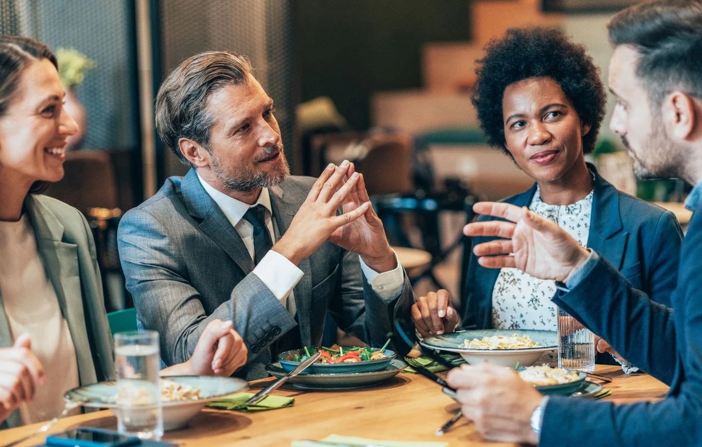 Manger seul ou avec les collègues : Une guerre des générations ?