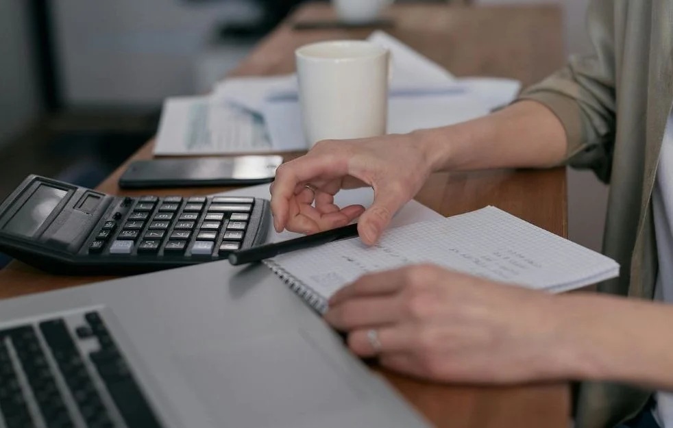 Contrats courts : Comment stabiliser ses revenus entre deux jobs ?