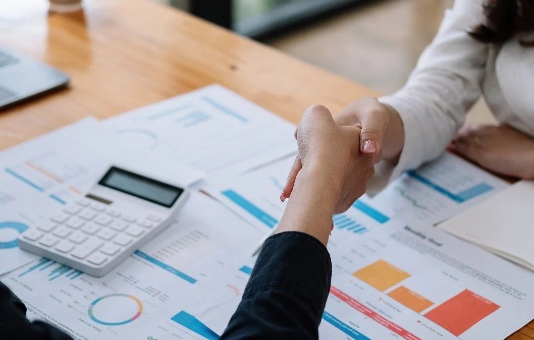 « Le principe, c’est la retenue » … Les contacts physiques au bureau, même bienveillants peuvent déranger !