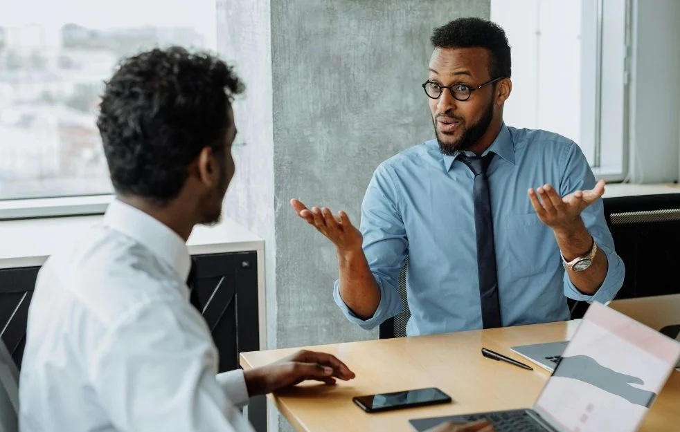 Top 10 des expressions qu'on en a marre d'entendre au travail.