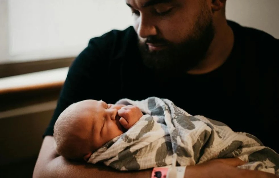 Naissance : Un cong&eacute; suppl&eacute;mentaire cr&eacute;&eacute; pour les parents depuis le 1er janvier 2026.