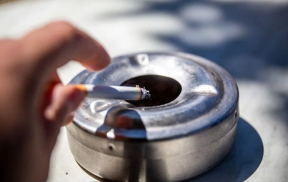 La pause cigarette co&ucirc;te-t-elle vraiment 5 milliards par an aux entreprises ?