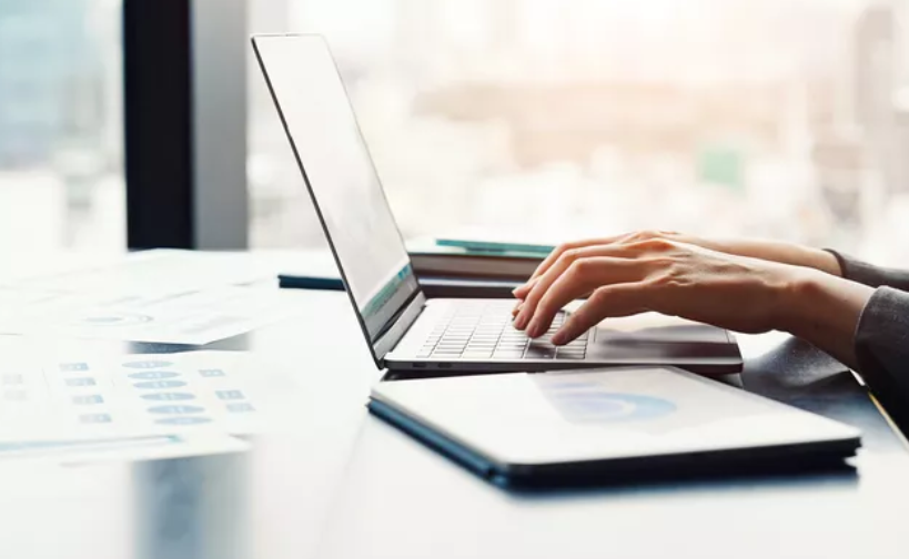 Messageries, logiciels de visio, outils d&rsquo;IA... La DGSI alerte les salari&eacute;s sur les risques des applications et logiciels &eacute;trangers