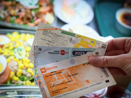 &laquo; On me les a refus&eacute;s &raquo; : pourquoi les tickets-resto papier disparaissent d&eacute;j&agrave; avant leur fin officielle