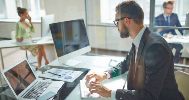 Cinq astuces pour bien s’habiller au bureau pendant l’été