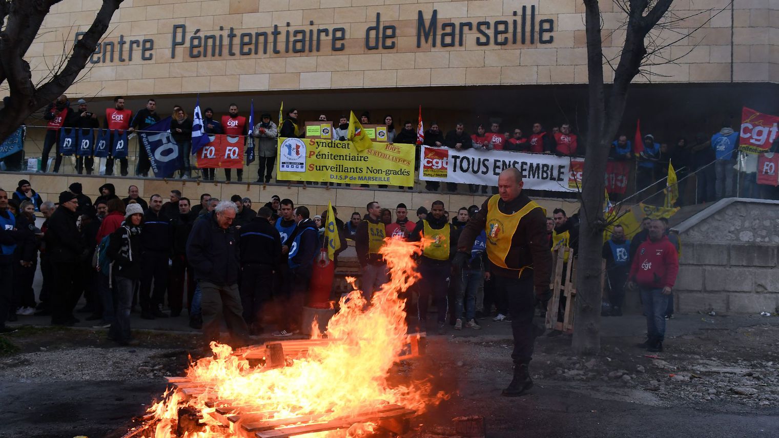 Les gardiens bloquent les prisons avant une rencontre au ministère.