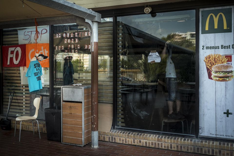 A Marseille, les employés d'un McDonald's luttent…