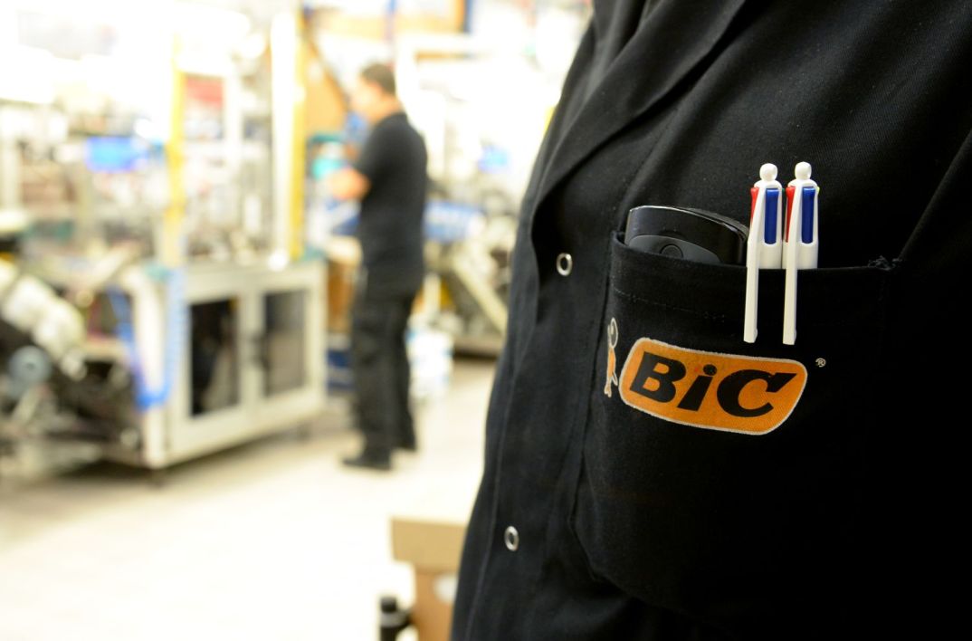 Bic veut délocaliser la fabrication de ses stylos: les salariés de l'usine de Vannes se mettent en grève !