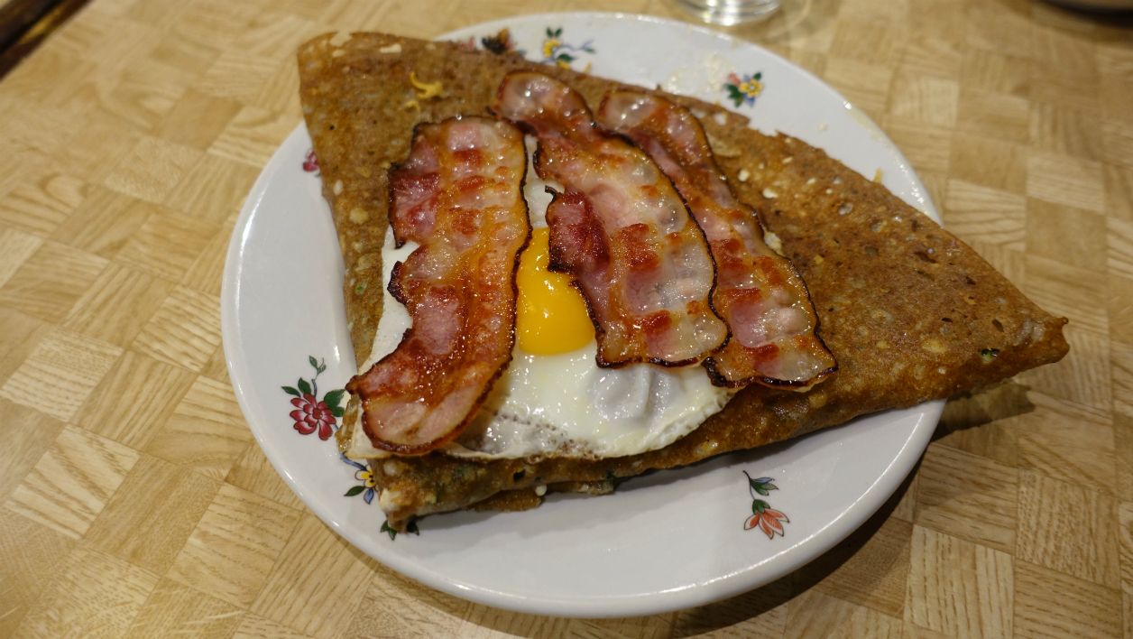 Embauchée à 79 ans dans une crêperie !